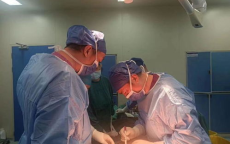 乳腺癌女子从腹部借回一对新乳房