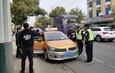 街头奇闻：男子被外甥截停磕头索红包，红包文化背后的社会现象