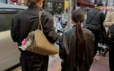 戚薇夫妇香港追星记：Lucky女团装扮，萌娃身高引热议