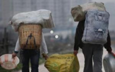 54岁大叔肩扛行李桶，踏上返乡路，诠释坚韧与温情