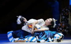 湖南姐妹分享塑料袋舞创纪录秘诀