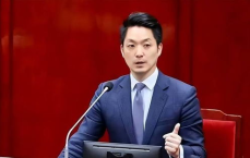 “台北101更名引争议：极限攀岩家登顶后，民进党当局引发民众不满”